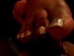 PRETTYBBW TOES GIVES A NICE FOOTJOB
