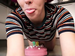 Webcam milf with perfect tits and ass gets naughty with cake
