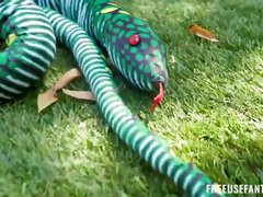 How To Handle His Snake - Fit Kitty And Yumi Sin